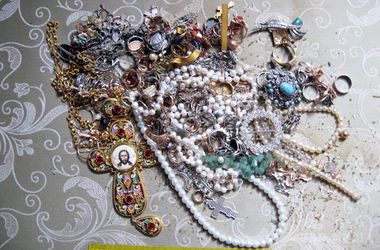 У Черкаській області прихожанин викрав з храму пожертви на 0,5 млн грн (відео). З храму зникли пожертви парафіян у вигляді золотих і срібних виробів