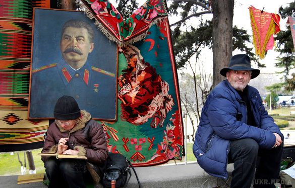 Блошиний ринок в Тбілісі нагадує музей під відкритим небом. Портрет "вождя народів" Йосипа Сталіна на тлі вивішених на продаж старих килимів - це не рідкість для блошиного ринку в Тбілісі.