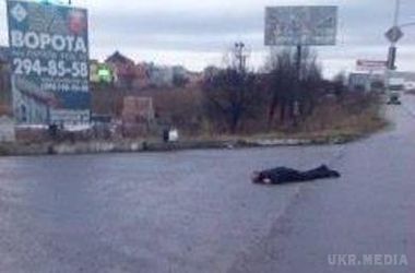 На об'їзній дорозі у Львові знайшли тіло чоловіка із затиснутим у руці телефоном. Чоловік лежав навпроти гіпермаркету "Епіцентр"