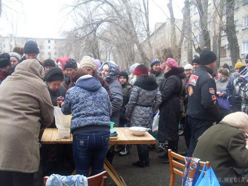 Голодний Луганськ: жителі стоять у чергах за безкоштовною їжею (фоторепортаж). В окупованому Луганську, доведені до відчаю мешканці міста, вибудовуваються у величезні черги за безкоштовною їжею. 
