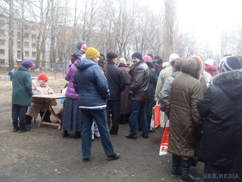 Голодний Луганськ: жителі стоять у чергах за безкоштовною їжею (фоторепортаж). В окупованому Луганську, доведені до відчаю мешканці міста, вибудовуваються у величезні черги за безкоштовною їжею. 