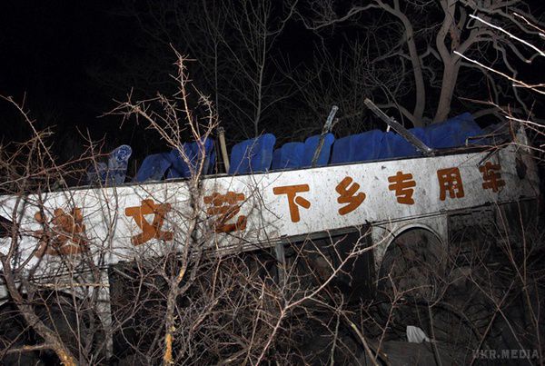 У Китаї автобус з пасажирами впав з обриву. У центральному Китаї сталося велике ДТП. З невідомих поки причин автобус звалився з обриву.