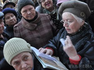 У Луганську «пенсії» зменшили до 1049 гривень. Чергу займають за два дні до початку виплат . Сьогодні, 3 березня, біля поштових відділень міста Луганська почали утворюватися великі черги. 