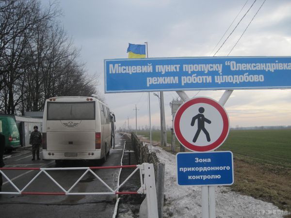 З 16 березня Україна закриває проїзд в Росію через прикордонників. Місцеві пункти пропуску з РФ будуть закрити. Україна в односторонньому порядку припиняє дію договору з Росією про малий прикордонний рух, повідомив Арсеній Яценюк під час засідання Кабміну.