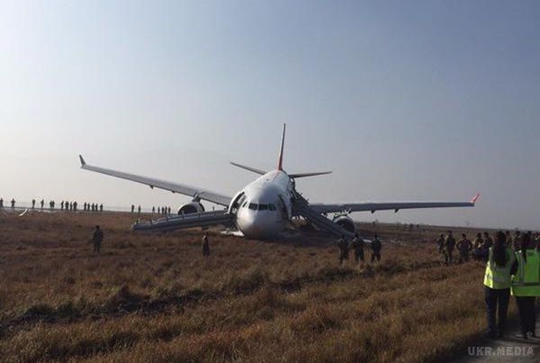 Авіакатастрофа: Під час посадки розвалився турецький пасажирський літак (відео). Літак "Airbus A330" з 224 людьми на борту, що належить турецькій авіакомпанії, здійснив аварійну посадку в Трибхуванском міжнародному аеропорту міста Катманду, що в Непалі.
