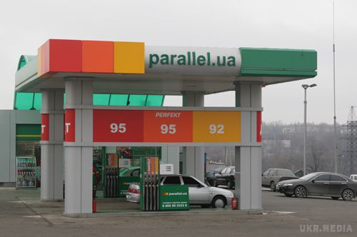 Заправки Ахметова в окупованому Донецьку продають бензин майже по 40 гривень.. Відповідальний громадянин, вірний син і патріот Донбасу (Рінат) Ахметов, власник мережі заправок Parallel, робить все, щоб його місто вижило в гуманітарній катастрофі....