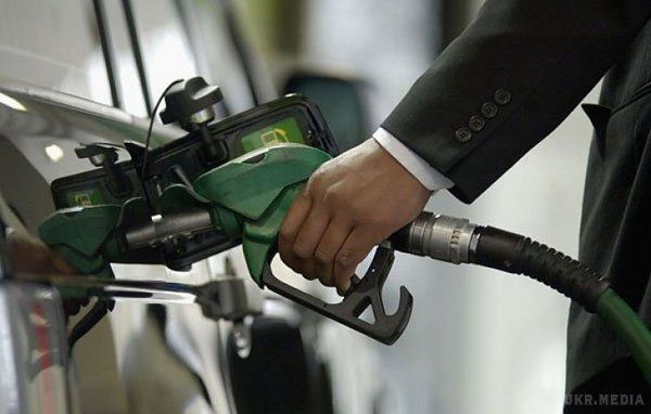 АЗС знизили ціни на бензин. Найбільші АЗС знизили ціну на бензин та інші види палива на 0,50-1,00 грн/л. Про це повідомляють OilNews із посиланням на Консалтингову групу А-95.