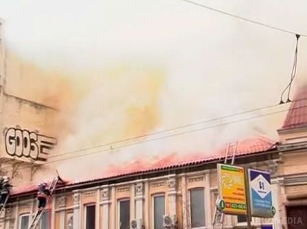 Очевидці пожежі, де загинули рятувальники: "Це було схоже на вулкан!". Двоє молодих рятувальників 25 і 36 років загинули, гасячи пожежу в центрі Києва. 