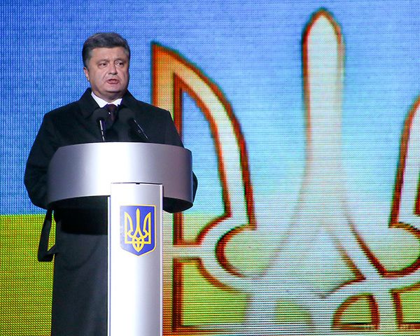 Порошенко вимагає видавати перепустки у зоні АТО електронкою. Президент Петро Порошенко наголошує на необхідності полегшення для мирних громадян процедури перетину лінії зіткнення на Донбасі, в чому має допомогти реалізація проекту "Цифрова Україна".