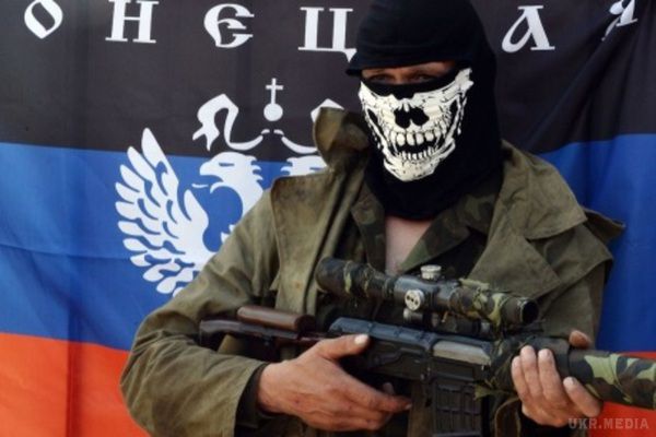 Поліція «ДНР» влаштувала рейд по клубах і барах Донецька (відео). Самоназначенная поліція так званої «ДНР» вирішила влаштувати рейд по «злачних» місцях Донецька. У мережі з'явився відеозапис, на якому поліцаї відвідують один із закладів міста і загрожують мирним жителям примусовою мобілізацією до лав терористичних військ. 