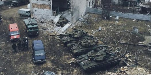 Фотофакт: «ДНР» відводить свою важку техніку в сусідній двір. У мережі з'явилося фото, на якому зображені танки «ДНР», які перебували під Донецьким аеропортом і вели по ньому вогонь. 