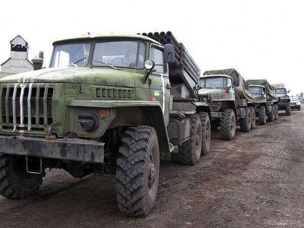 На Луганщині сили АТО відвели Гради на 35 км від лінії зіткнення. У четвер, 5 березня, в Луганській області проведене відведення ракетно-артилерійських дивізіонів Збройних сил України, які мають на озброєнні реактивні системи залпового вогню БМ-21 "Град", на передбачені мінськими угодами відстані. 