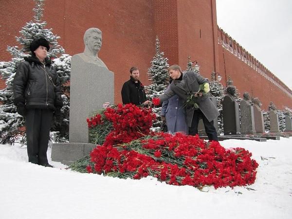 У річницю смерті Сталіна, його прихильники засипали могилу квітами. Сьогодні, 5 березня, 62 річницю смерті кривавого диктатора Йосипа Сталіна його прихильники в сучасній Росії засипали його могилу живими квітами.