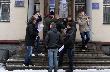На Харківщині призивають тих, кому за 20, і відправлять служити в сусідні регіони. У регіоні планують набрати 1200 солдатів