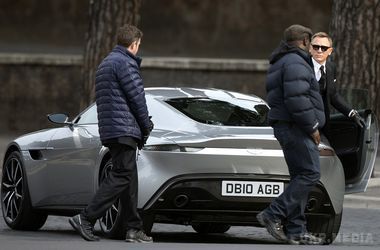 Екоактивісти подякували команді фільму "007: Спектр" за чисті вулиці Рима. Саме в Римі мала бути знята довга автомобільна гонитва, в якій агент 007 розправляється з цілим загоном найманих убивць