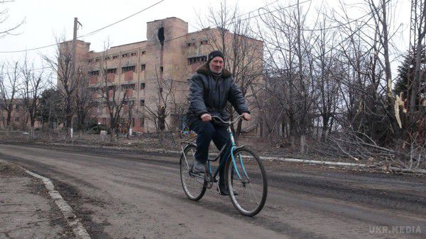 «Російський мир» прийшов у м. Дебальцеве. Місто після військових дій (фоторепортаж). У мережі з'явилися фотографії з Дебальцево, на яких показано, як виживає місто після того, як його взяли штурмом терористичні війська. 