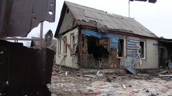 «Російський мир» прийшов у м. Дебальцеве. Місто після військових дій (фоторепортаж). У мережі з'явилися фотографії з Дебальцево, на яких показано, як виживає місто після того, як його взяли штурмом терористичні війська. 