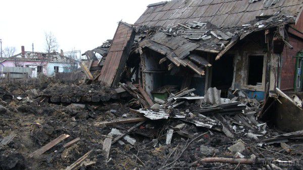 «Російський мир» прийшов у м. Дебальцеве. Місто після військових дій (фоторепортаж). У мережі з'явилися фотографії з Дебальцево, на яких показано, як виживає місто після того, як його взяли штурмом терористичні війська. 