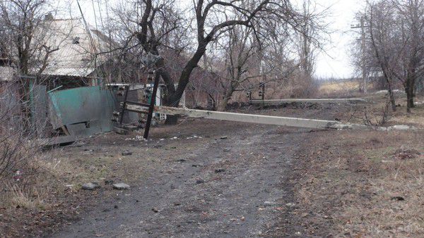 «Російський мир» прийшов у м. Дебальцеве. Місто після військових дій (фоторепортаж). У мережі з'явилися фотографії з Дебальцево, на яких показано, як виживає місто після того, як його взяли штурмом терористичні війська. 