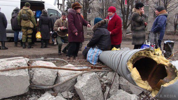 «Російський мир» прийшов у м. Дебальцеве. Місто після військових дій (фоторепортаж). У мережі з'явилися фотографії з Дебальцево, на яких показано, як виживає місто після того, як його взяли штурмом терористичні війська. 