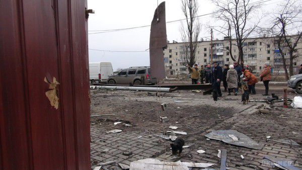 «Російський мир» прийшов у м. Дебальцеве. Місто після військових дій (фоторепортаж). У мережі з'явилися фотографії з Дебальцево, на яких показано, як виживає місто після того, як його взяли штурмом терористичні війська. 