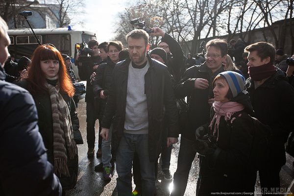 Олексій Навальний вийшов на свободу після 15 діб арешту. Всього три дні не вистачило Навальному, щоб мати можливість попрощатися з Борисом Нємцовим.