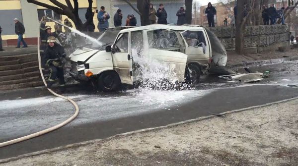 У Харкові вибухнув фургон комбата «Слобожанщини» Янголенко (ФОТО, ВІДЕО). Близько полудня в районі будинку № 2 по вулиці Познанської у Харкові вибухнув автомобіль Volkswagen Transporter.