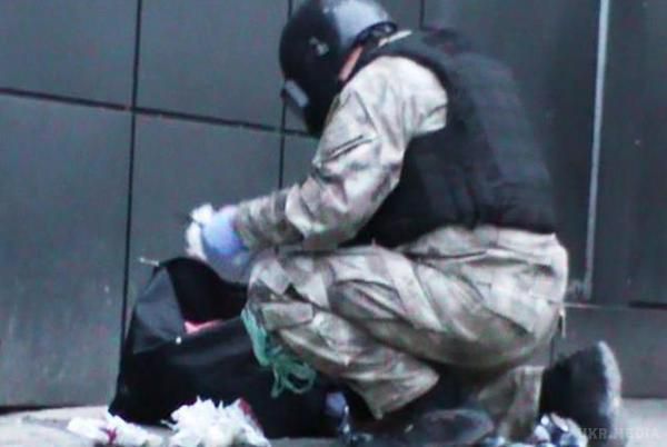 СБУ запобігла теракти в Херсоні. Служба безпеки України запобігла терористичні акти в Херсоні. Затриманий кур'єр, який привіз у місто три кілограми вибухівки.