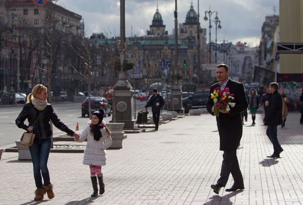 Кличко вийшов на Хрещатик з квітами, щоб привітати киянок (фото). У своєму привітанні мер Києва зазначив, що за останній важкий рік можна було відчути всю силу підтримки і самопожертви українських жінок