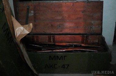 У Чернівцях виявили 7 ящиків зі зброєю, яку власники назвали муляжами. В офіс заносили коробки з пістолетами і автоматами