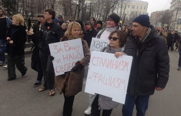 В Москві пройшов антивоєнний пікет на підтримку України. У мітингу взяли участь близько двох десятків активістів. На демонстрацію прийшли і прихильники Путіна, поліція попередила сутички