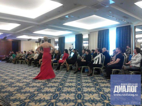 Терористи «ДНР» влаштували власний показ мод (фото). У суботу, 7 березня, в Донецьку проходить конкурс краси серед жінок-бойовиків “ДНР”.