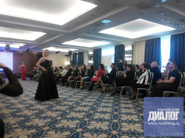 Терористи «ДНР» влаштували власний показ мод (фото). У суботу, 7 березня, в Донецьку проходить конкурс краси серед жінок-бойовиків “ДНР”.