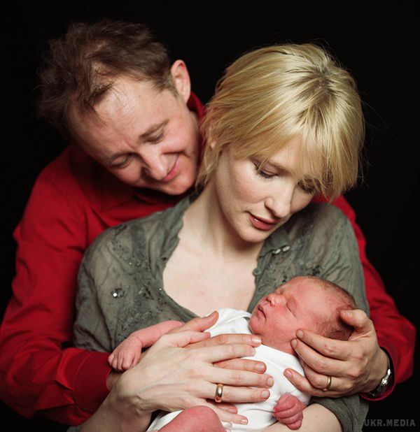 45-річна Кейт Бланшетт стала мамою в четвертий раз. У шлюбі з режисером і сценаристом Ендрю Аптоном у актриси Кейт Бланшетт народилося троє синів, а от з дівчатами якось не склалося. 