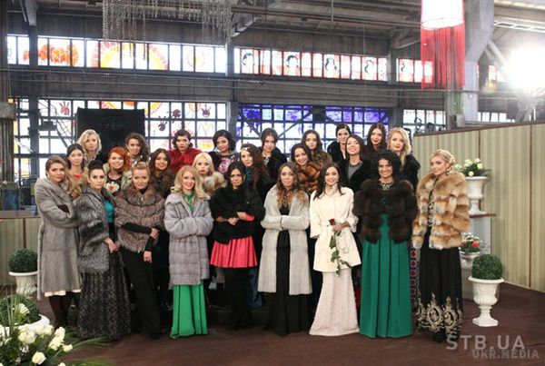 Холостяк - 5: фехтовальщиця, ювелірний експерт і танцівниця на пілоні. Вчора, 6 березня, відбувся перший випуск п'ятого сезону шоу "Холостяк" (СТБ). Головний герой проекту, футболіст Сергій Мельник зробив свій перший вибір. Так, з 25 учасниць лише 16 дівчат отримали троянди.