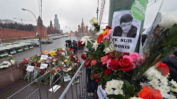 Вбивство Нємцова "випадково" спостерігали співробітники правоохоронних органів. Вбивство політика Бориса Нємцова близько Кремля спостерігали співробітники правоохоронних органів, які за збігом обставин опинилися біля місця вчинення злочину.