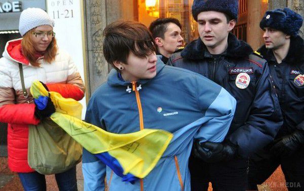 У Санкт-Петербурзі поліція затримала учасників акції в підтримку Савченко. Затриманим активістам інкримінують організацію незаконного масового заходу.