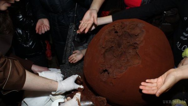 У Львові приготували 47-кілограмовий шоколадний трюфель. Два дні поспіль львівські кондитери майстрували рекордно велику цукерку.