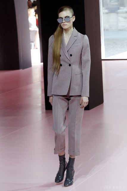 Дакота Джонсон, зірка "50 відтінків сірого"  стала спеціальною гостею показу Dior в Парижі (фото). У Парижі відбувся показ осінньо-зимової колекції Christian Dior