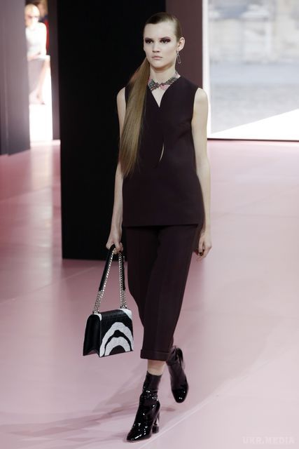 Дакота Джонсон, зірка "50 відтінків сірого"  стала спеціальною гостею показу Dior в Парижі (фото). У Парижі відбувся показ осінньо-зимової колекції Christian Dior