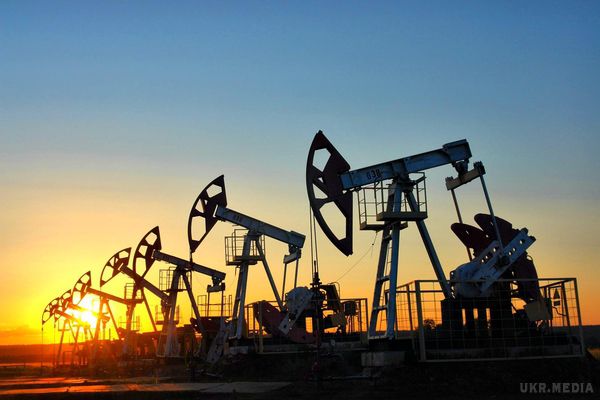 Світові ціни на нафту продовжують падіння. Російські аналітики прогнозували зростання ринку акцій РФ і зміцнення рубля проти долара і євро на тлі зростання цін на нафту цього тижня. При цьому вони очікували, що ціна на нафту марки Brent виросте до $61,4 за барель.