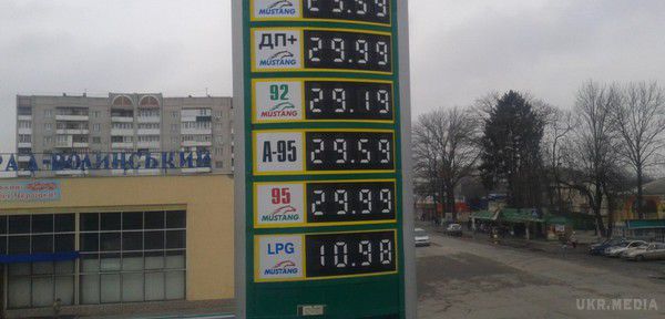 Ціни на автозаправках продовжують падати. За останні два дні пальне в Україні знову подешевшало. Ціни на бензин і дизпаливо знизилися на 1-1,5 грн.