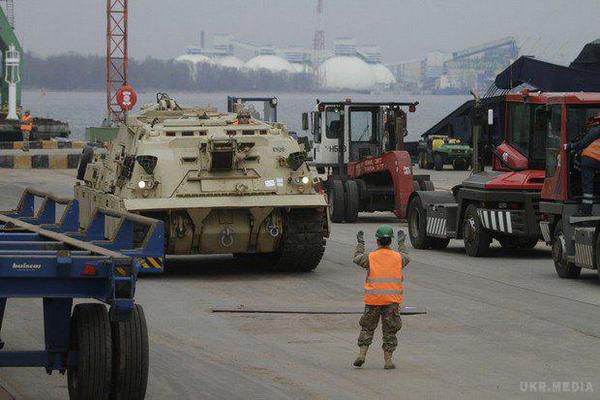 В Латвію прибули танки Abrams та БМП Bradley. Операція Atlantic Resolve: в Латвію прибули американські танки Abrams і БМП Bradley.
