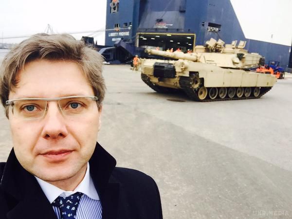 В Латвію прибули танки Abrams та БМП Bradley. Операція Atlantic Resolve: в Латвію прибули американські танки Abrams і БМП Bradley.