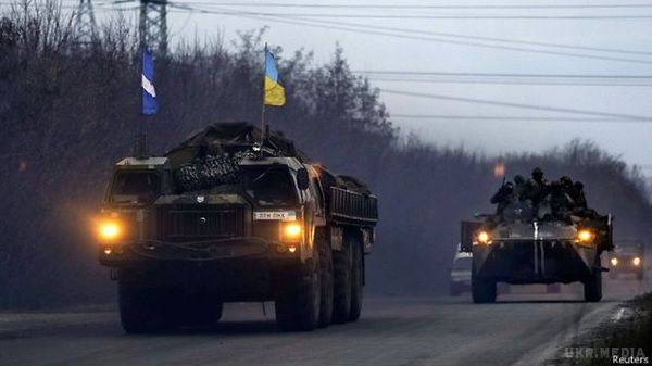 Оголювати передній край ми повністю не будемо - спікер АТО. Українська армія відводить не всю техніку від лінії зіткнення: просто оголювати передній край ми повністю не будемо.