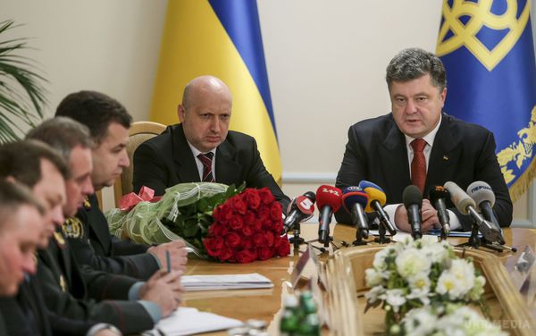 Завтра на засіданні Військового кабінету будуть прийняті дуже важливі рішення, - Порошенко. У вівторок, 10 березня, відбудеться засідання Військового кабінету при РНБО, на якому будуть прийняті "дуже важливі рішення".
