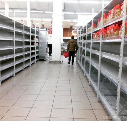 Фотофакт: в донецькому супермаркеті «Караван» абсолютно порожні полиці з продуктами. Російська товар ще не встиг зайти, а український місцеві жителі розкупили весь. 
