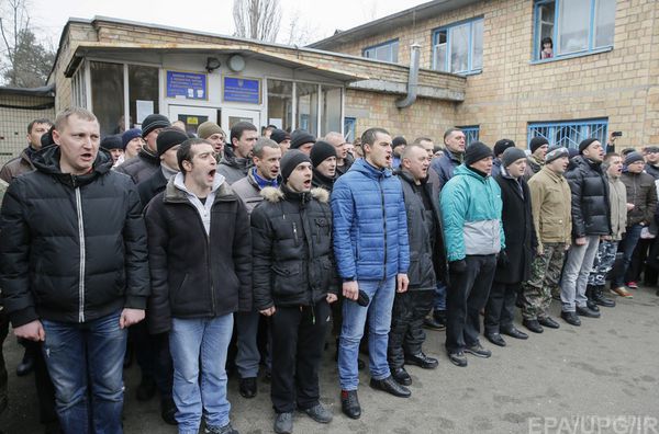 План першій частині мобілізації вже виконано більш ніж на 90%. В рамках першого етапу 4-ї хвилі мобілізації у військкомати прийшли 5,7 тис. добровольців. Про це в ефірі телеканалу заявив заступник начальника управління Міністерства оборони України Сергій Галушко.