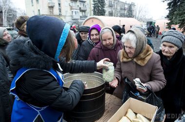 Дебальцеве: талони на їжу і новий "мер". У місті немає світла, води і продуктів. Жителі: "Бойовики ходять по місту і кажуть, що визволили нас"