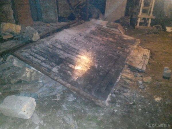 В Одесі плита аварійного будинку переламала чоловікові обидві ноги. За даними рятувальників, подруга постраждалого відбулася шоком